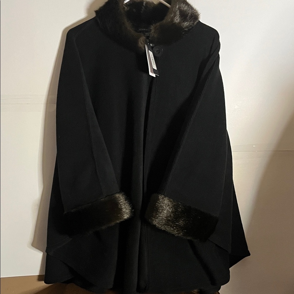 😄NWT Parhurst Black Cape with Faux Fur poncho fleece